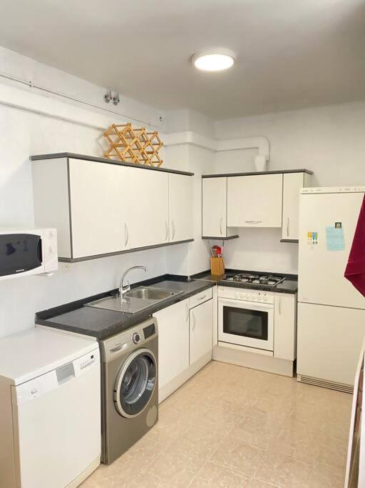 Espert I Cine I Garaje L Bbq L Piscina I Tenis Apartment *